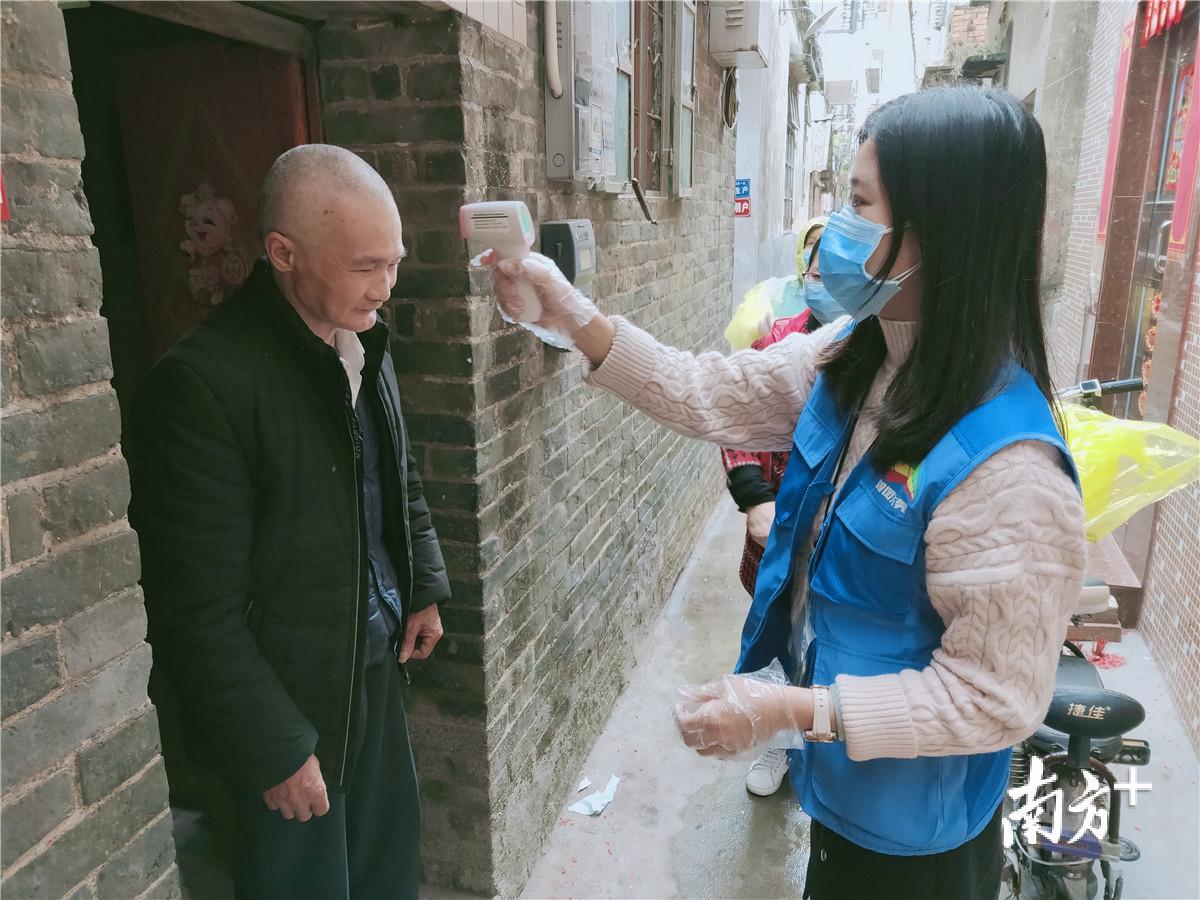 网格员到老人家中帮其测量体温 网格员到老人家中帮其测量体温