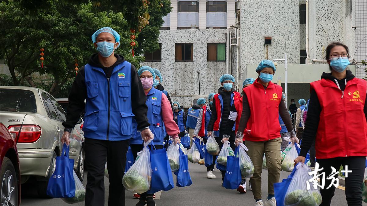 网格管理员为群众发放物资 网格管理员为群众发放物资