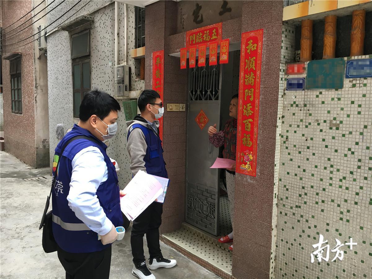 网格管理员上门走访做疫情宣传 网格管理员上门走访做疫情宣传