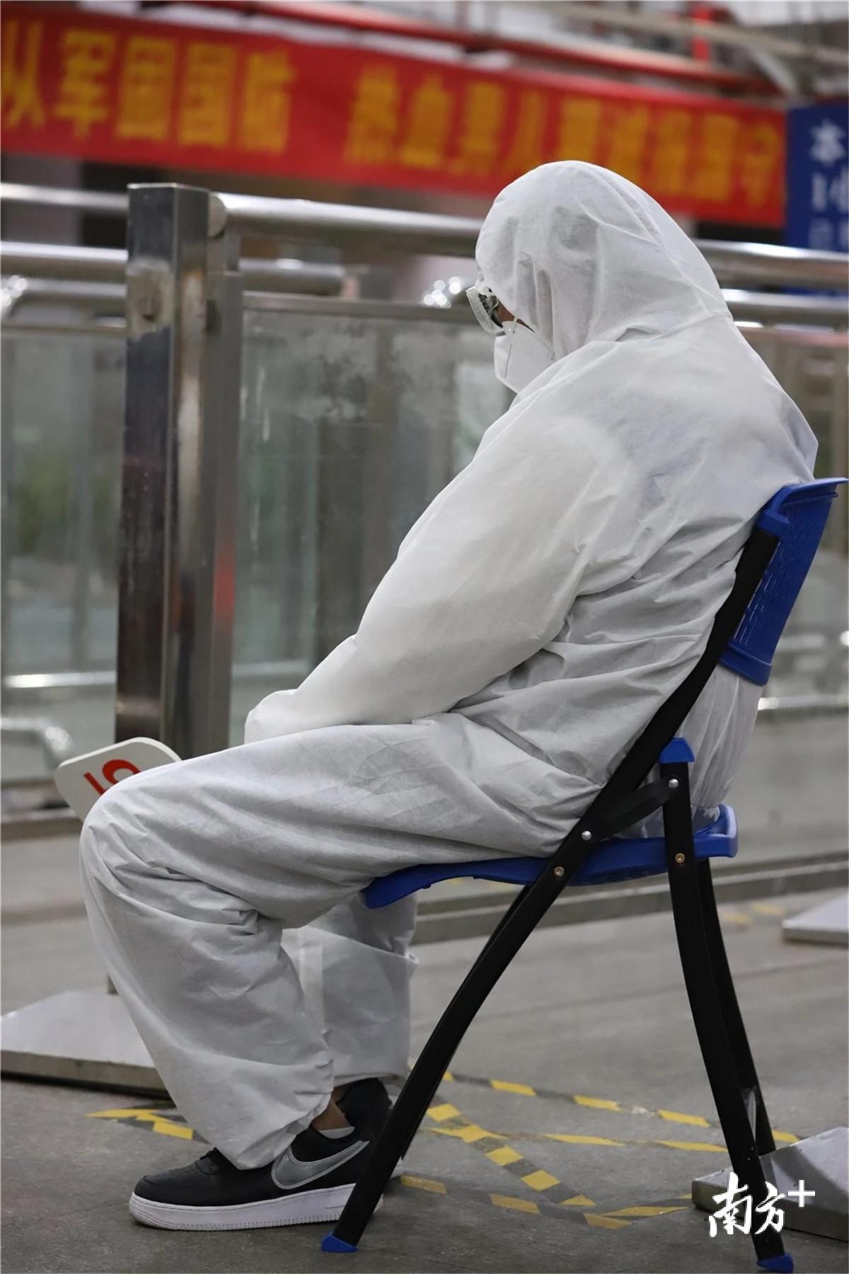 网格员在高铁站累的睡着 网格员在高铁站累的睡着