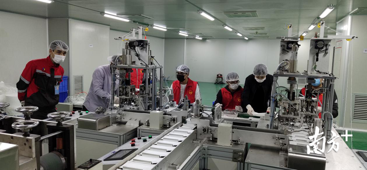 东莞久林吉良净化品有限公司生产车间。（记者 吴擒虎摄）