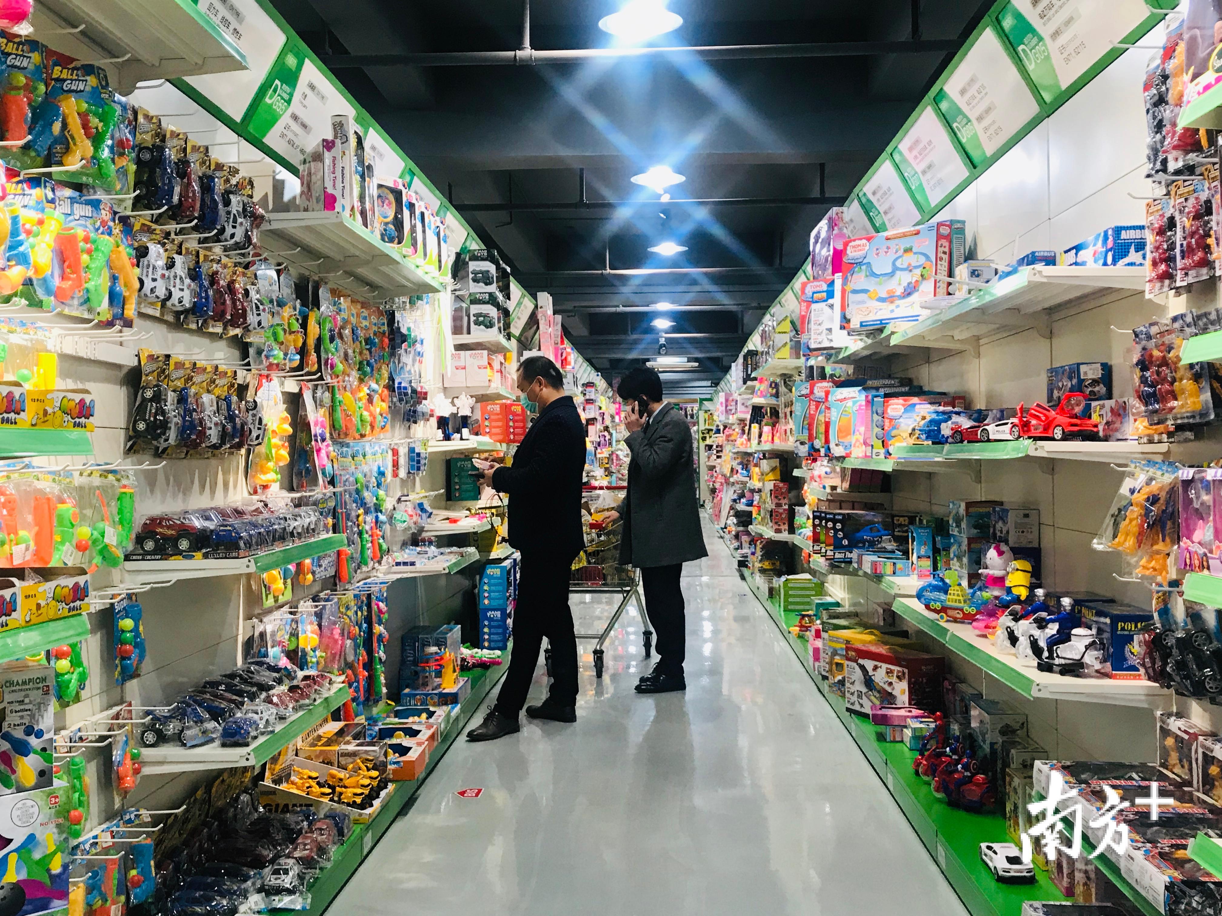 偌大展厅内，仅有一位客户和一位展厅工作人员。杨可摄