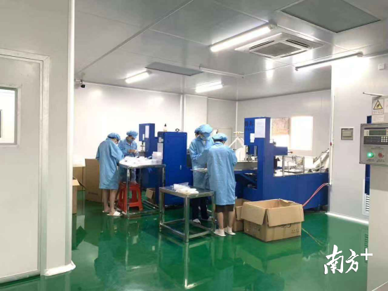 广东春夏新材料科技有限公司的生产车间一片忙碌。（图片由企业提供）