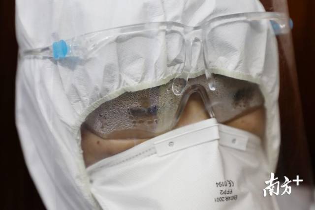 华中科技大学协和深圳医院（南山医院）流调小分队的医护人员在做核酸咽拭子采样时，护目镜起了雾气。南方日报记者 朱洪波 摄 