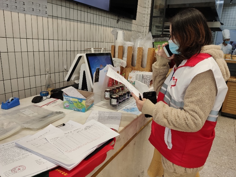 “武汉闺女”卢攀在核对数据。武宣供图 “武汉闺女”卢攀在核对数据。武宣供图