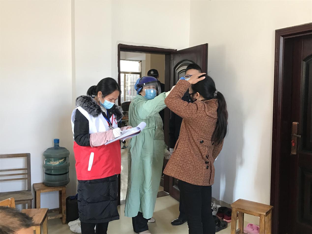 “安徽姑娘”李碧献陪同医生入户为居民测量体温。武宣供图 “安徽姑娘”李碧献陪同医生入户为居民测量体温。武宣供图