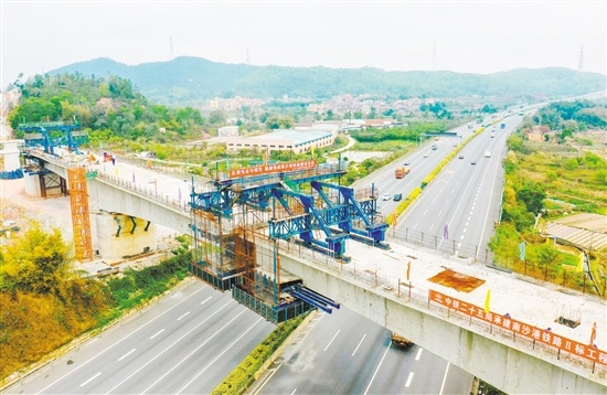 跨佛开高速公路特大桥上,施工人员进行材料吊装等作业.毕松杰 陈浩 摄