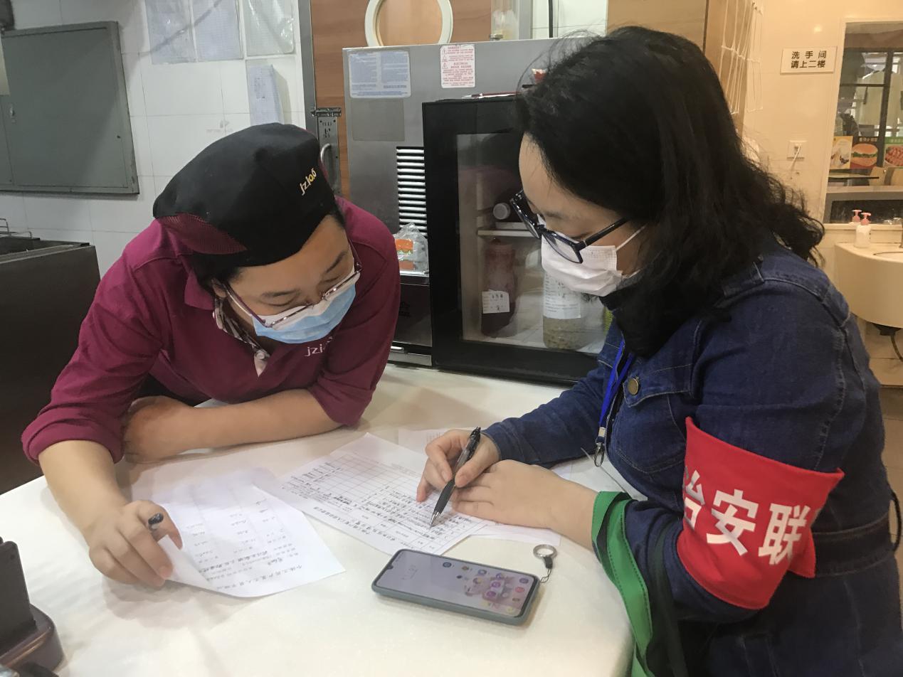 “重庆妹子”袁媛在核对复工商户有关资料。武宣供图 “重庆妹子”袁媛在核对复工商户有关资料。武宣供图