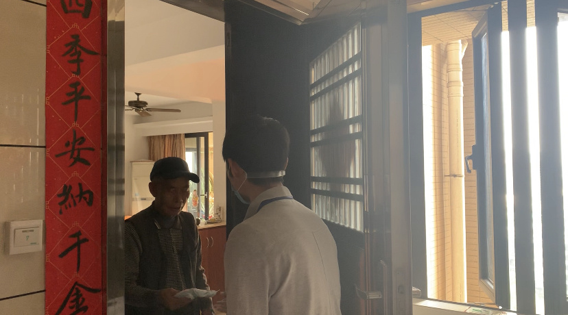 梁锦荣上门为特殊家庭送口罩。王蓓蓓 摄
