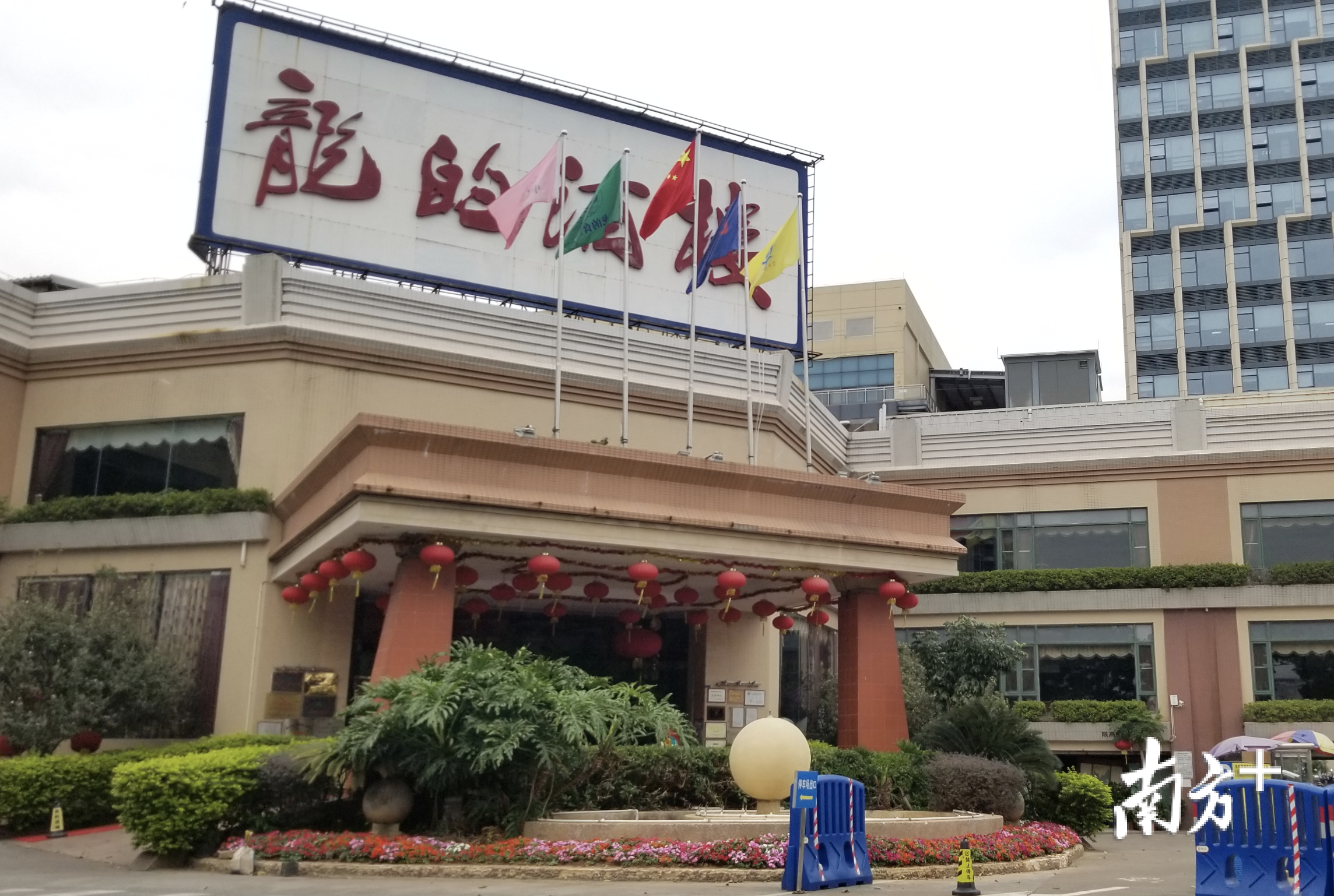 停业中的龙的酒楼大门紧闭。羊建溶 摄