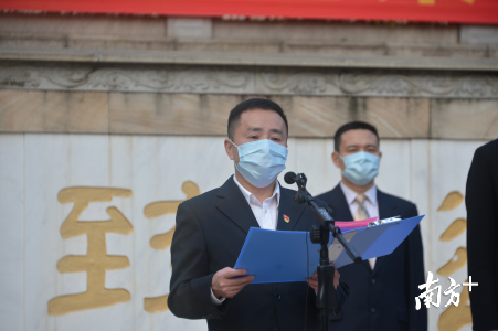 南海中学校长傅陆根。 南海中学校长傅陆根。