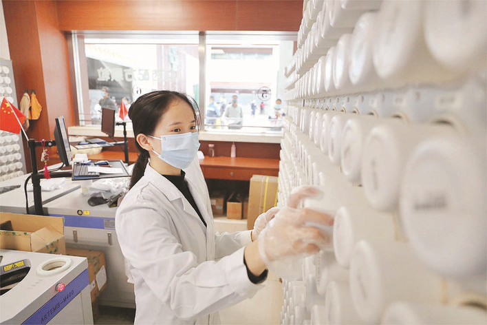 市中医医院药剂房,药剂师在用电脑系统配置中药颗粒。 市中医医院药剂房,药剂师在用电脑系统配置中药颗粒。