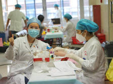 “不好意思，我插个队！”背后故事令人感动