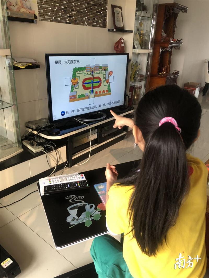 农林小学——在家认真上课的学生。