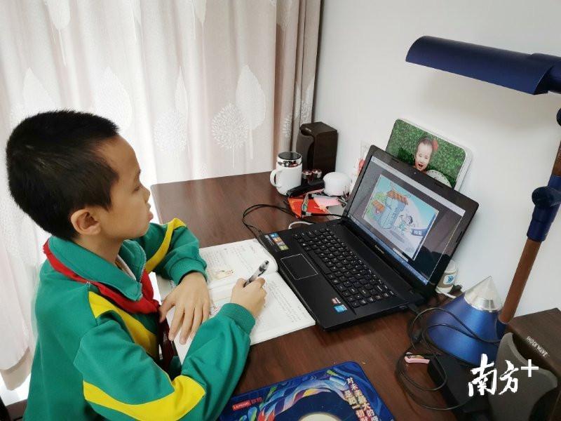 农林小学——好学生在家上课也不忘记好笔记。