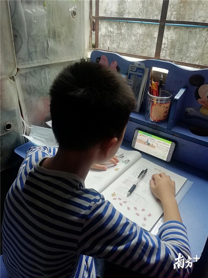 礼乐中心小学——认真记笔记的学生。