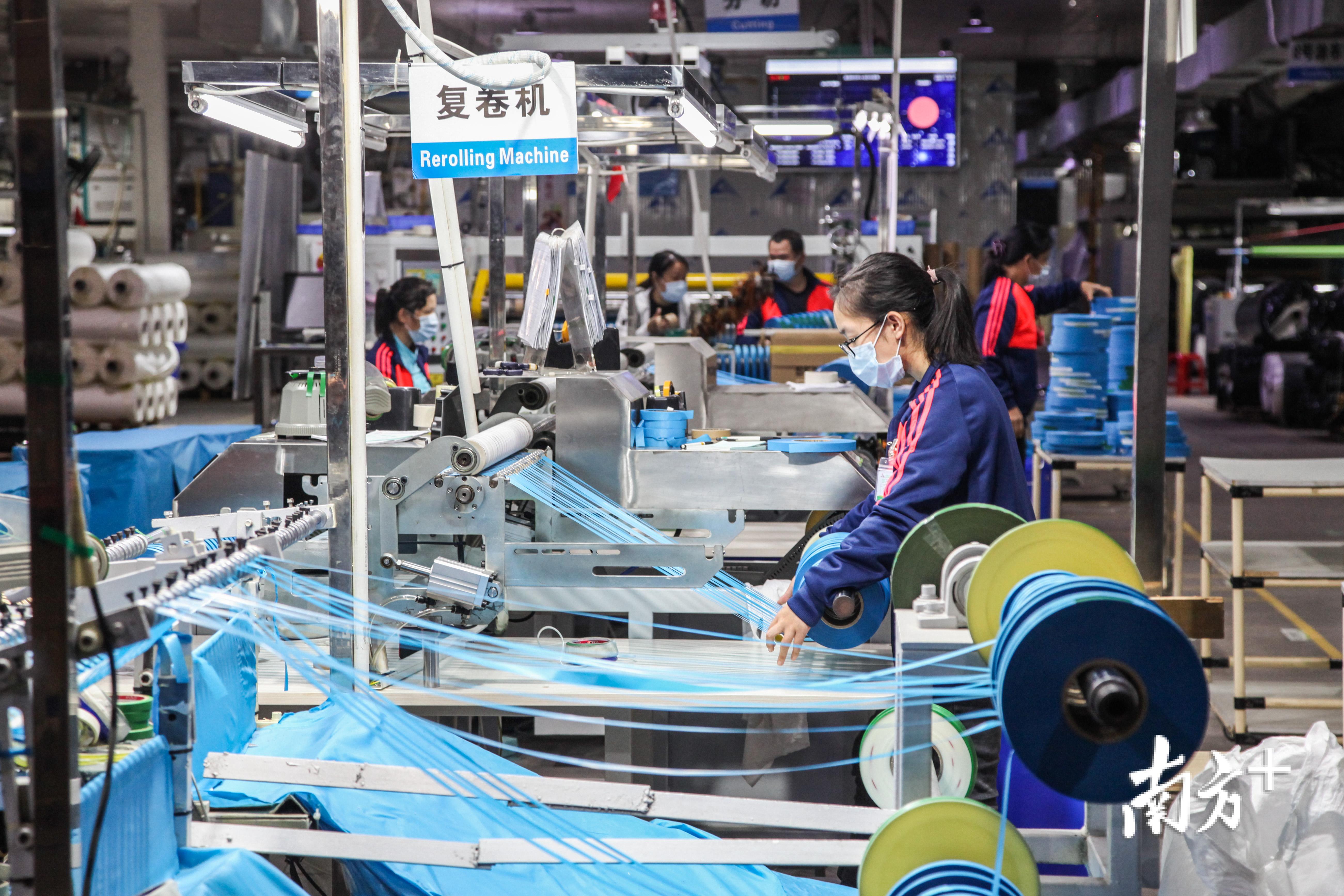 江门全力保障防疫物资生产。李伟杰 摄
