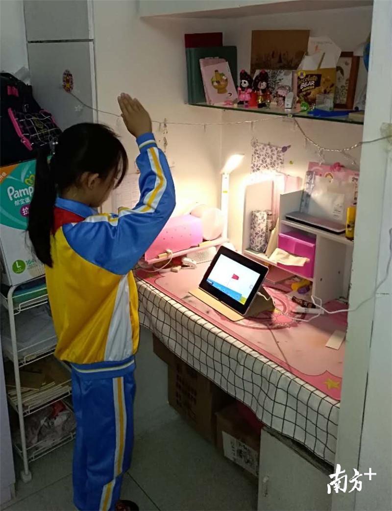 启明小学——穿越时空，同升国旗，同唱国歌。