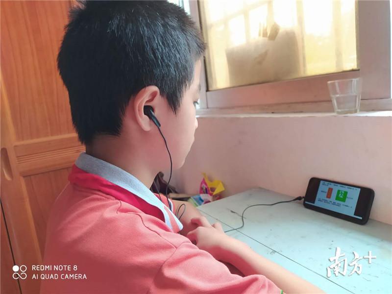 景贤小学——用手机在家上课的学生。