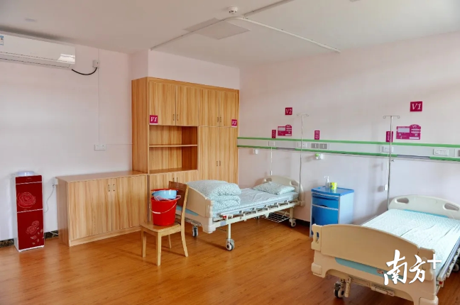 改造后崭新舒适的病区病房。