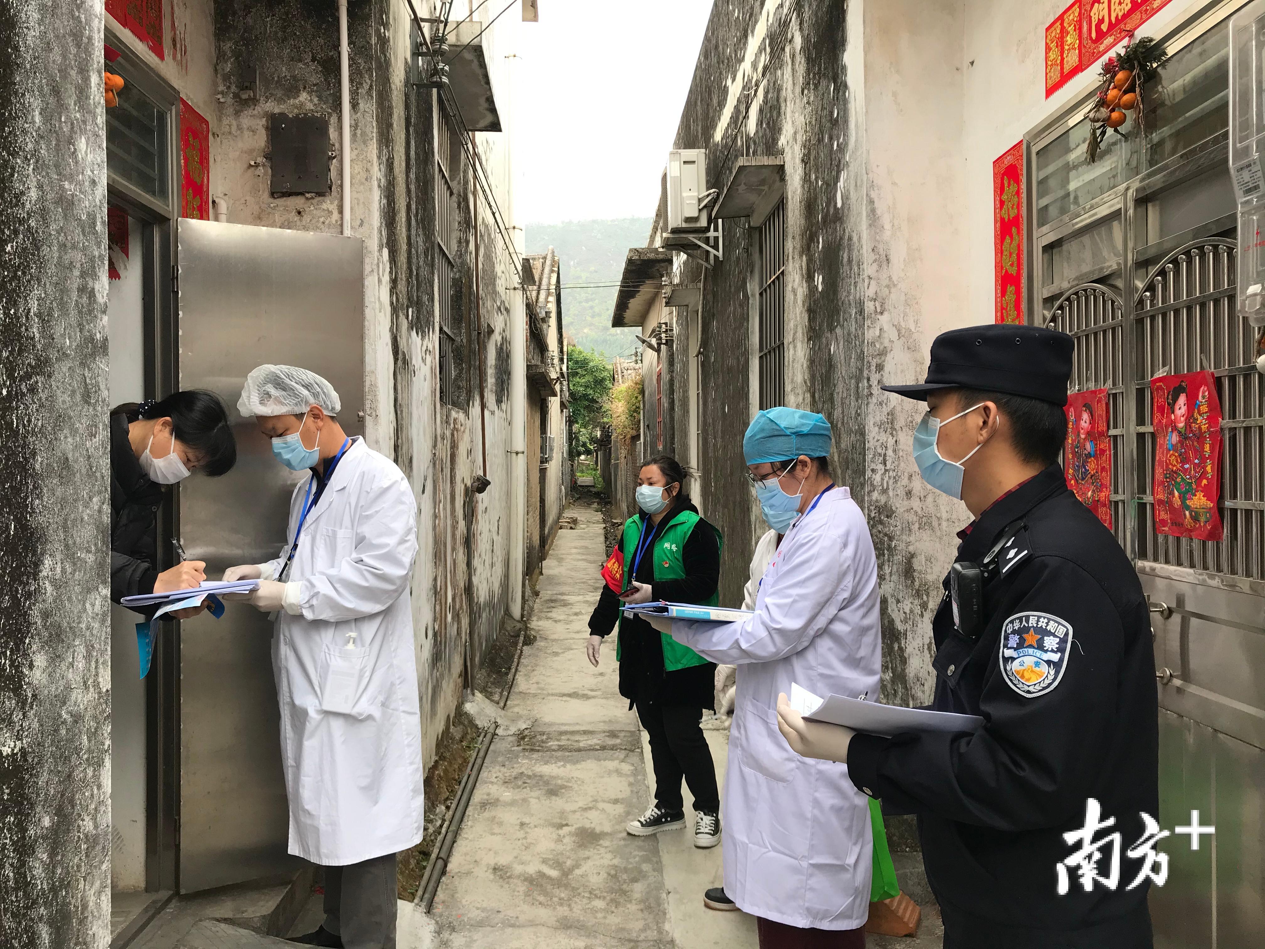 新会沙堆镇梅阁村“三人小组”上门落实外来人员健康服务。江门市委政法委供图 新会沙堆镇梅阁村“三人小组”上门落实外来人员健康服务。江门市委政法委供图
