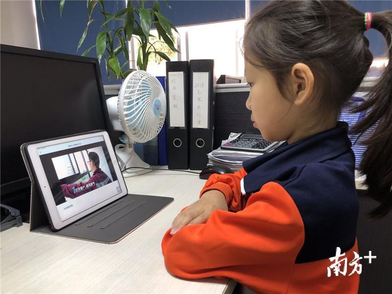 景贤小学——学生在家上”云课“。