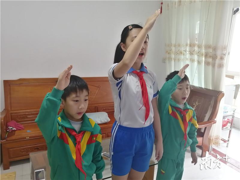 农林小学——一起参加升旗仪式的三人。