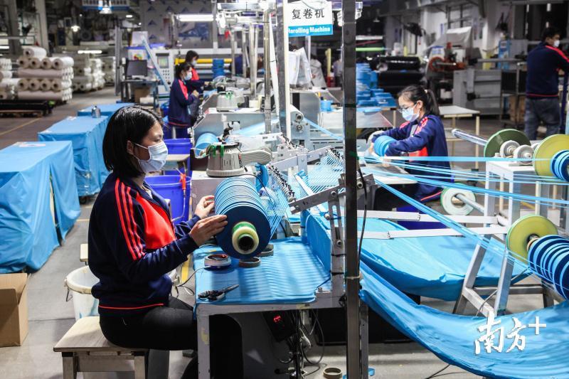 江门全力保障防疫物资生产。图为一防疫物资生产企业生产车间。李伟杰摄