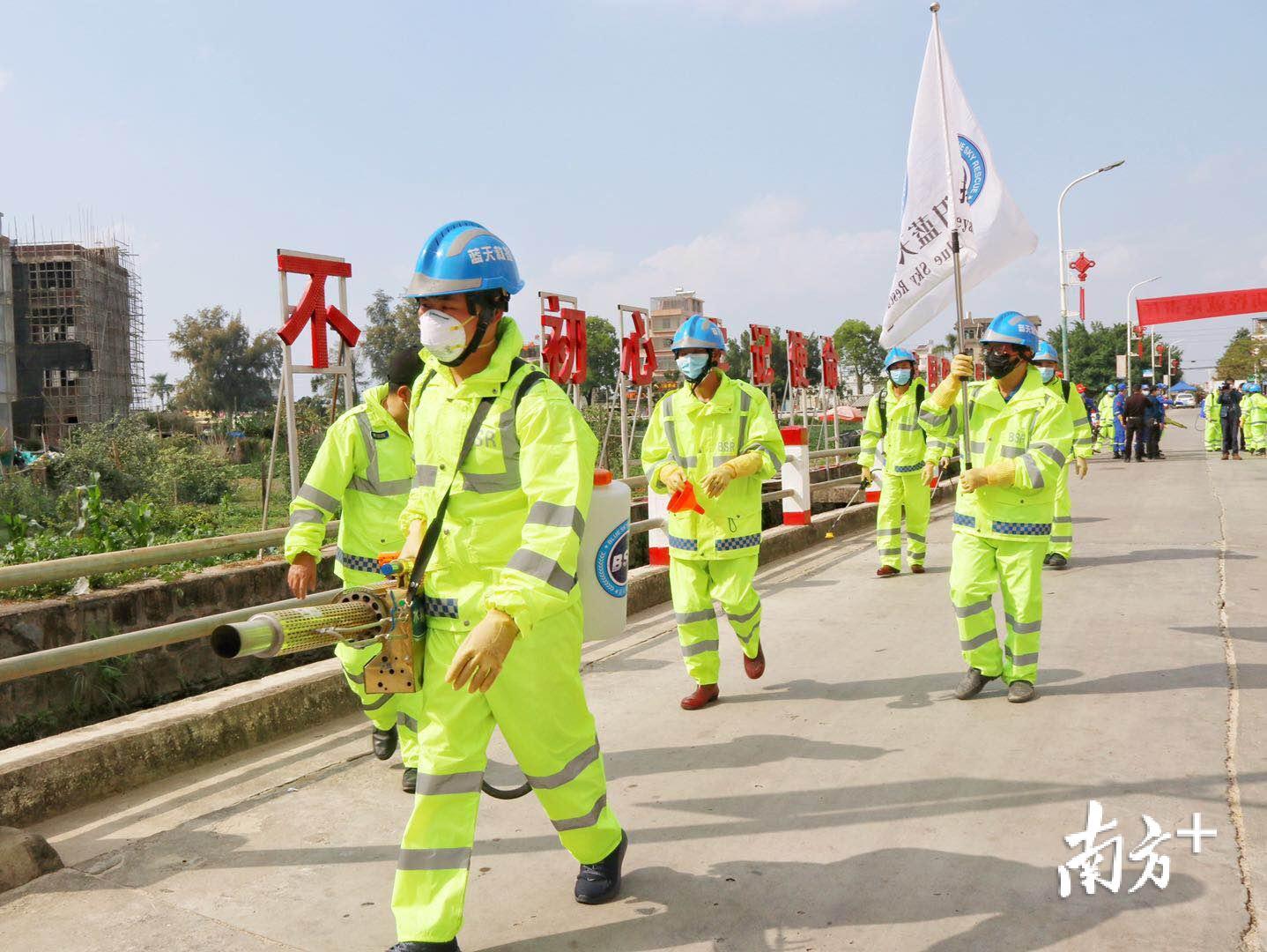团揭阳市委机关党员志愿者服务队到挂钩的梅云街道竹林社区协助消毒
