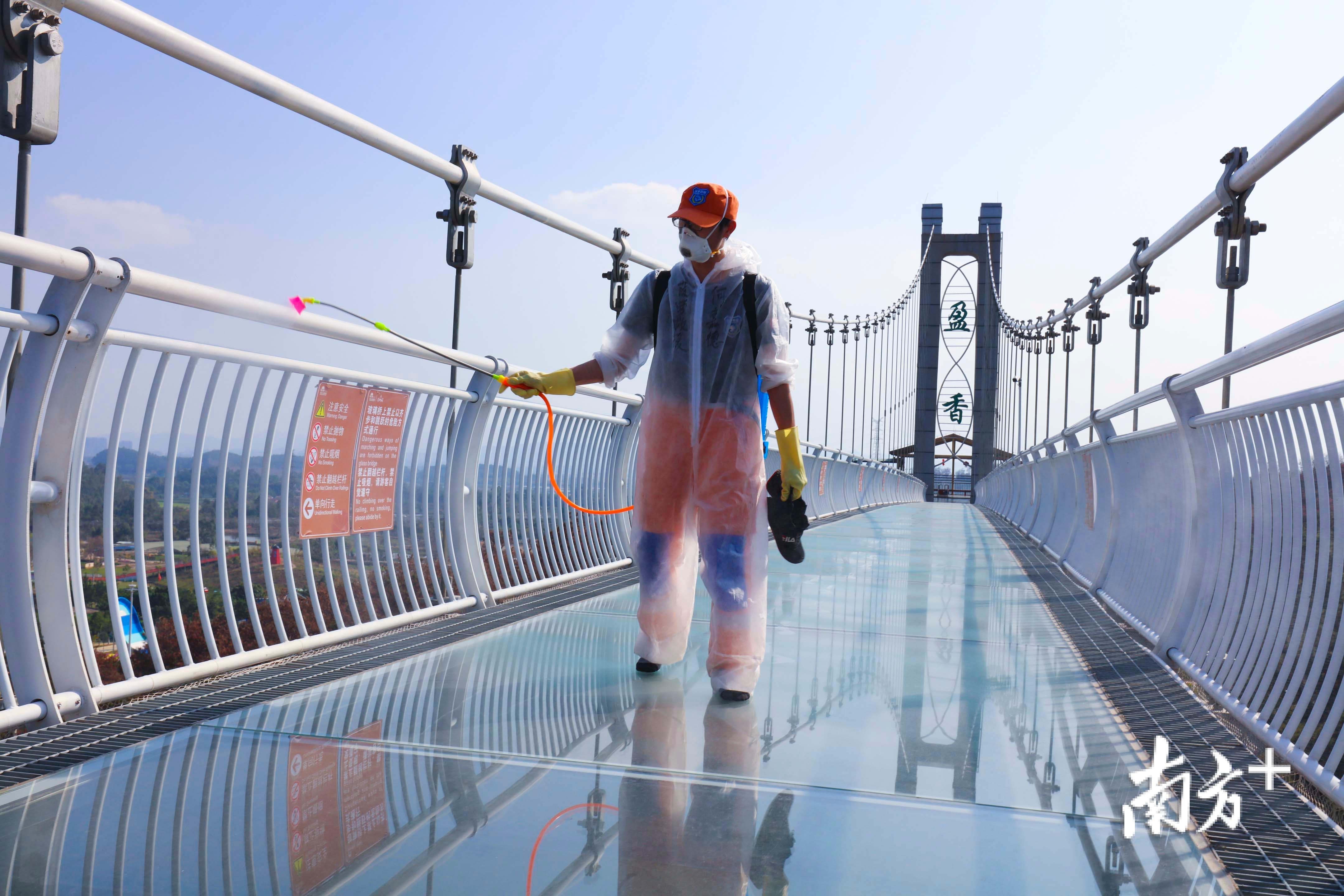 盈香生态园邀请专业人士对园区进行全面消毒。盈香供图