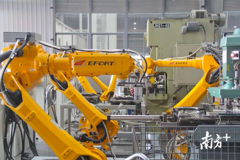 在佛高区三水园内，一家企业的机械臂又重新运行起来。余晓敏 摄