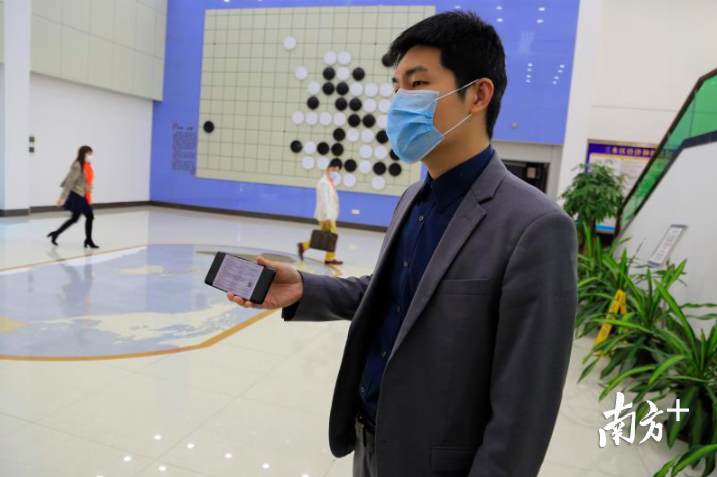 2月21日，广东合和建筑五金制品有限公司副总裁谢晓东展示26.86万元三水区支持企业平稳健康发展扶持资金到账信息。林洛峰 摄