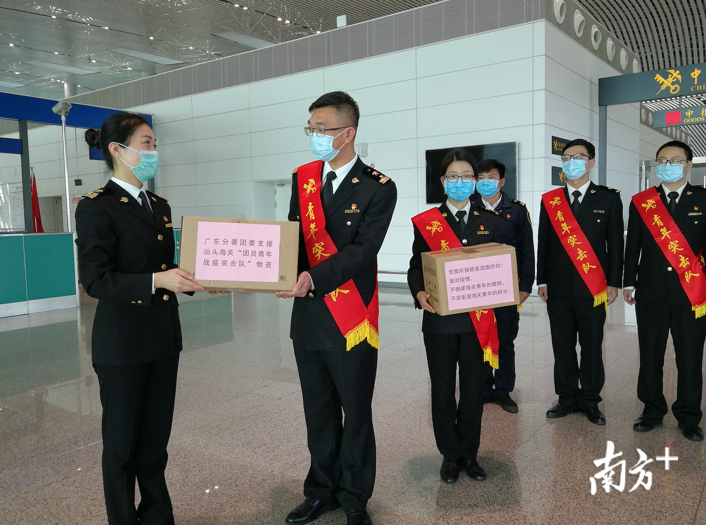 团委书记胡璐平（左一）看望慰问奋战在一线的青年战疫突击队员。