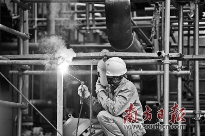 中科炼化公司员工奋战在防疫建设一线。林江海 摄
