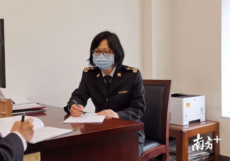 纪丽纯向科里传达疫情防控要求。