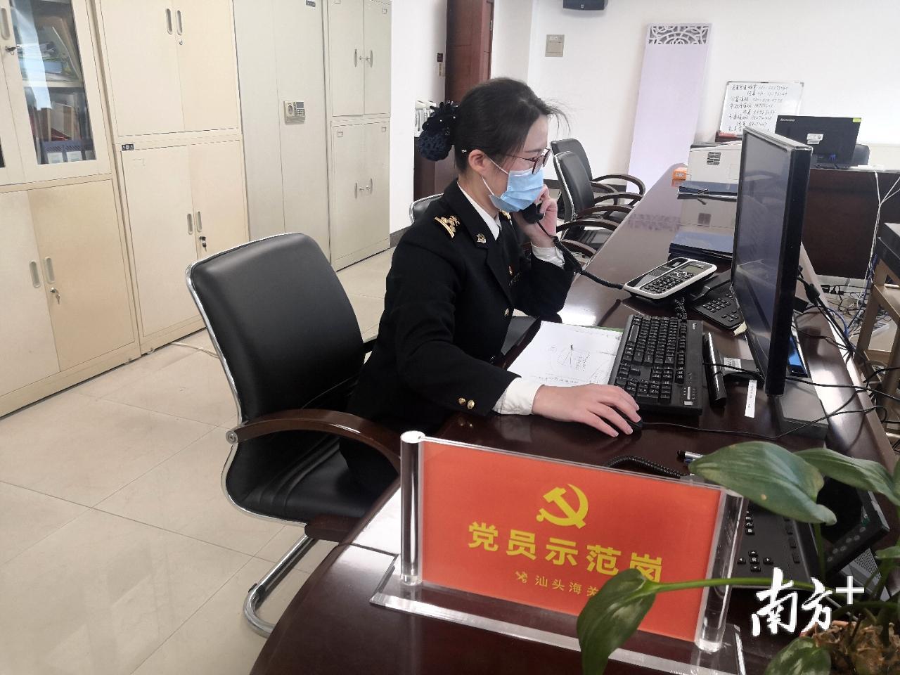 郑羽烁协调现场海关处理捐赠物资的通关事宜。