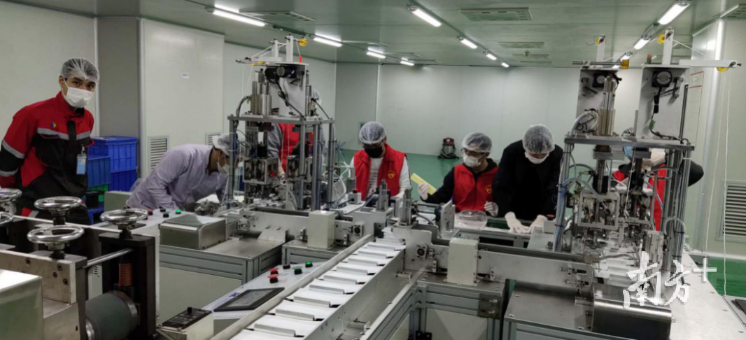 东莞一企业的口罩生产线。