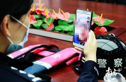 张文丽的儿子通过视频电话亲吻她。