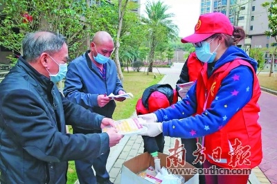 大朗巷头的社区工作人员将装着口罩和“预防新型冠状病毒感染的肺炎48字口诀”的礼物送到居民手上。 南方日报记者 孙俊杰 通讯员 大朗宣 摄 大朗巷头的社区工作人员将装着口罩和“预防新型冠状病毒感染的肺炎48字口诀”的礼物送到居民手上。 南方日报记者 孙俊杰 通讯员 大朗宣 摄