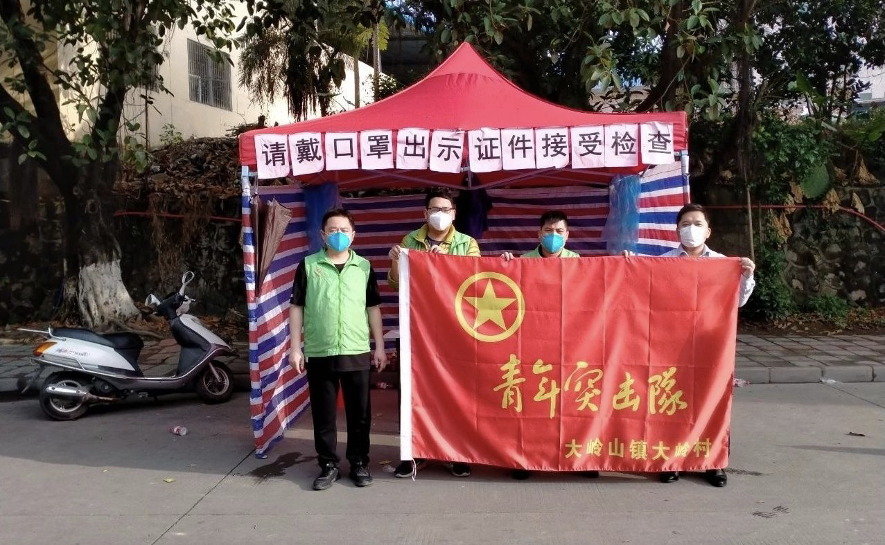 志愿者身着“绿马甲”组成青年突击队 志愿者身着“绿马甲”组成青年突击队