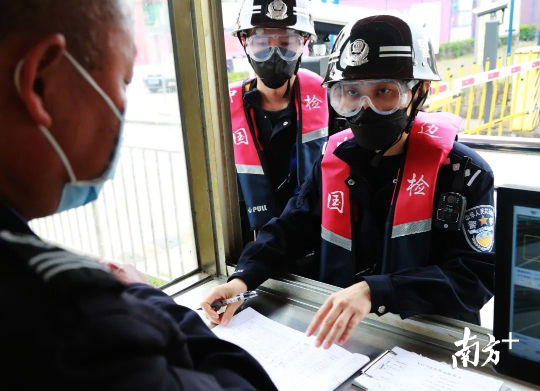 张文丽因为上班接触的出入境人员比较多，便把小孩留在了老家。