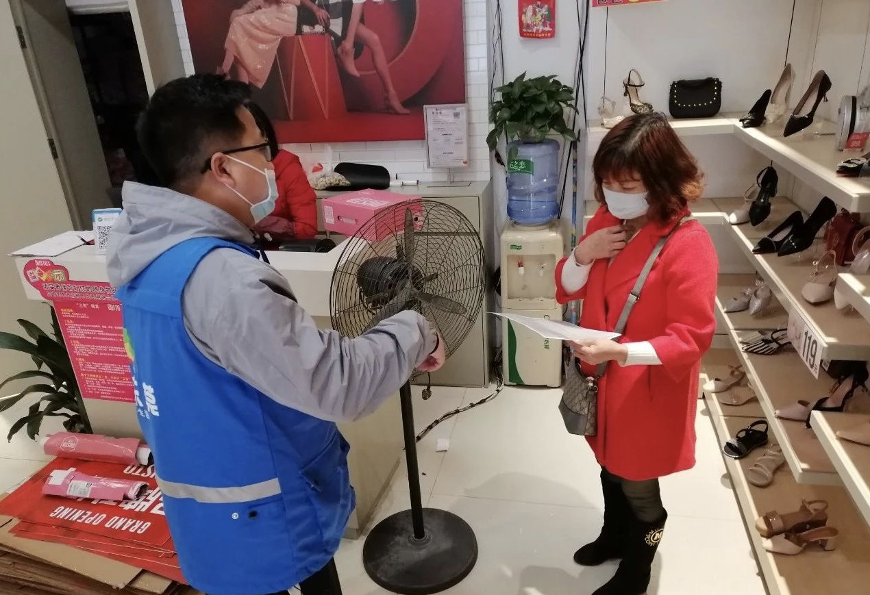 “深蓝马甲”走家串户的上门排查 “深蓝马甲”走家串户的上门排查