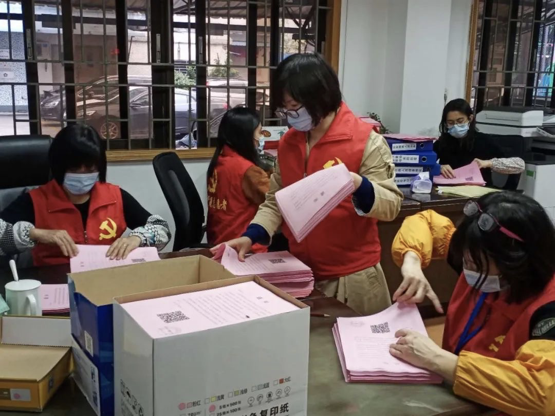 麻涌镇新基村工作人员整理电子出入卡办理宣传单 麻涌镇新基村工作人员整理电子出入卡办理宣传单