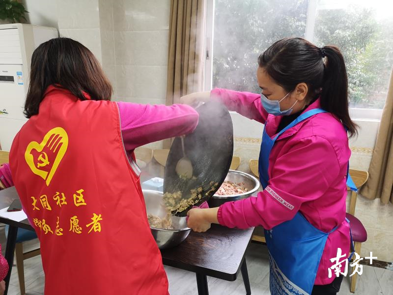 巾帼志愿者为坚守岗位的工作人员准备热菜肴。通讯员供图