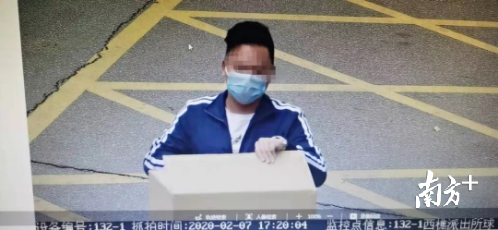 一名男士在西樵镇派出所门口放下一箱口罩匆匆离开。通讯员供图