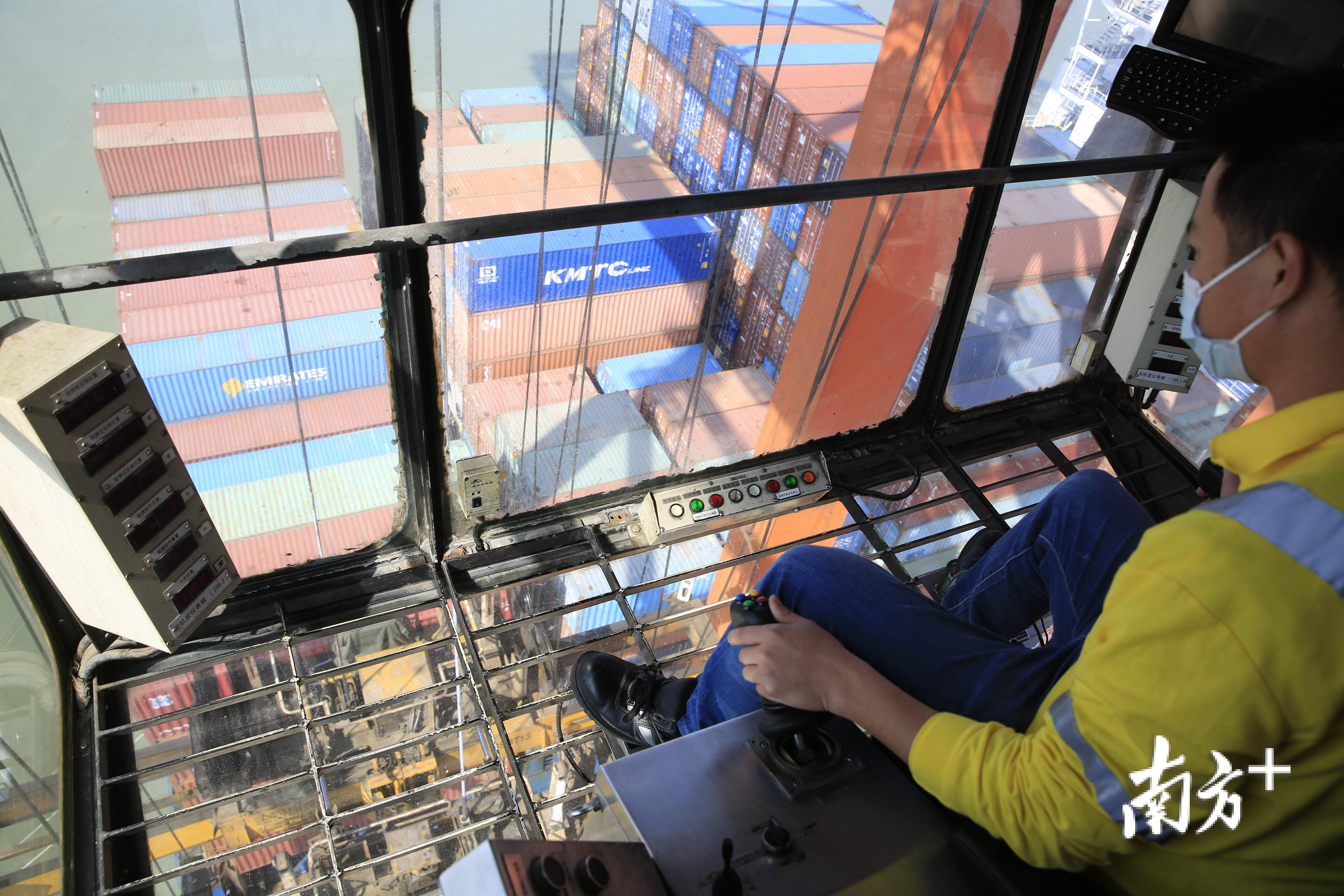 泊位,在30米塔吊高空,4台岸桥同时作业,岸桥司机熟练抓起船上大型货柜