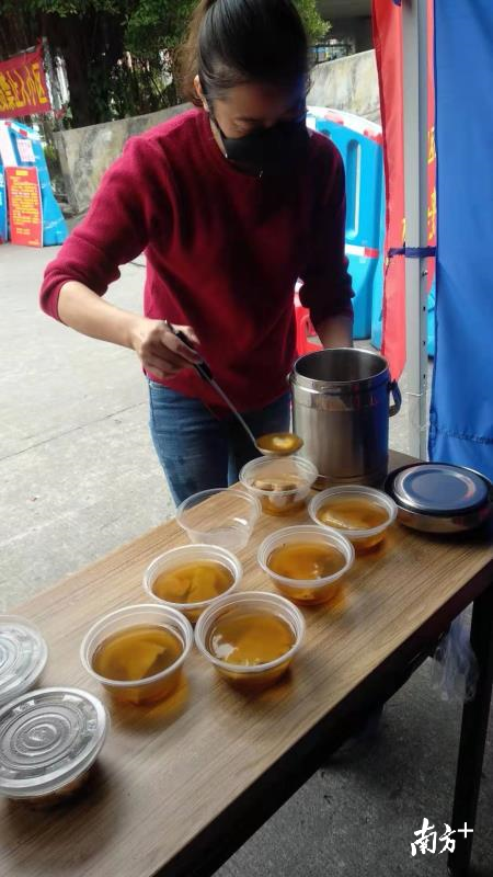 暖心阿姨为樵华社区工作人员送来食物。通讯员供图