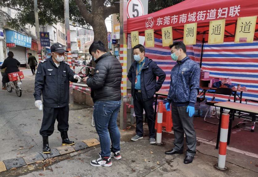 亨美社区设置岗亭对出入人员进行身份登记、体温测量等管理 亨美社区设置岗亭对出入人员进行身份登记、体温测量等管理