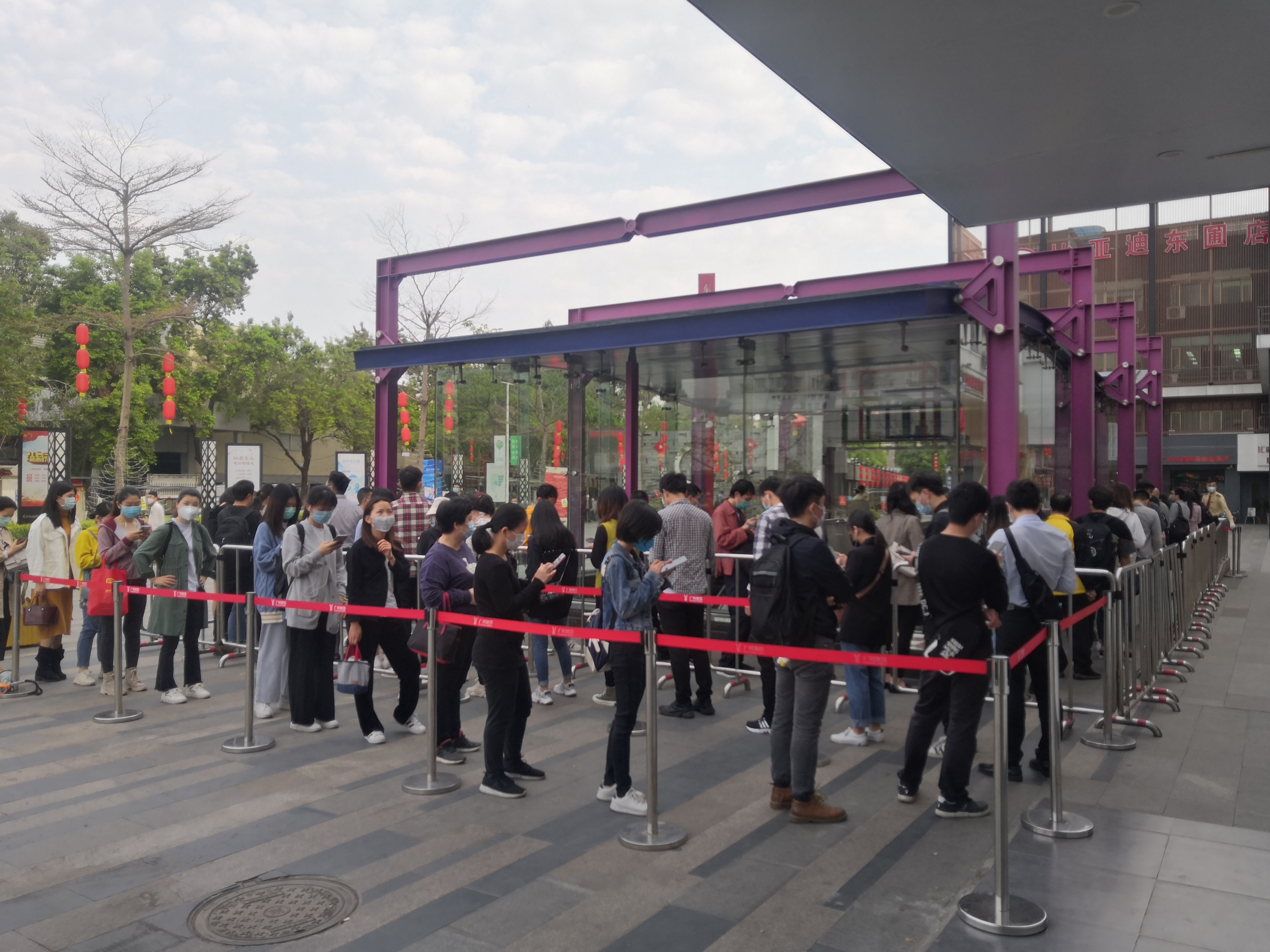 站外的队伍很长,蛇形长龙一路排到了马路,每个人都自觉维护着秩序