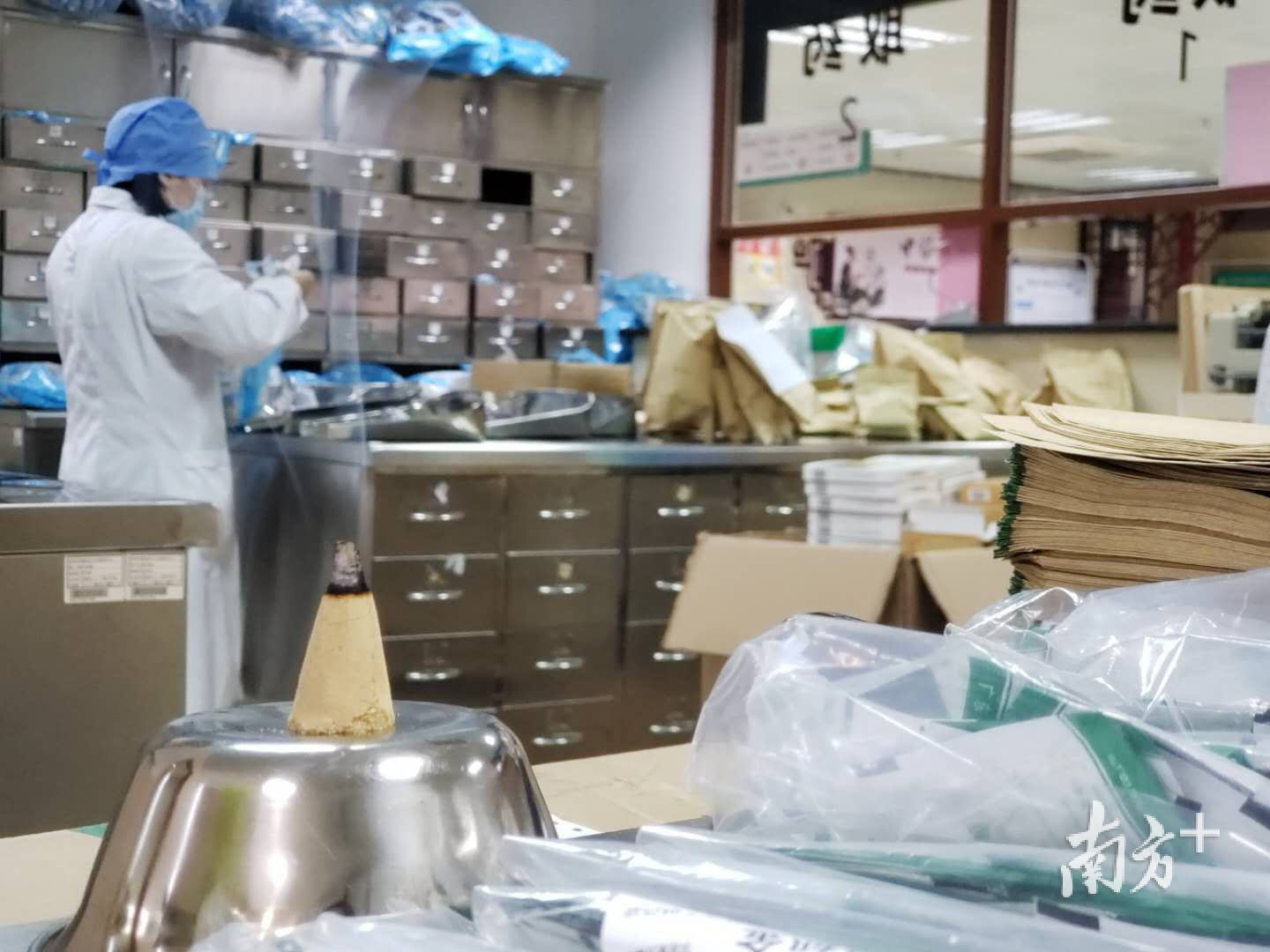 南城社区卫生服务中心中医科苍术熏香防瘟。（受访单位供图）